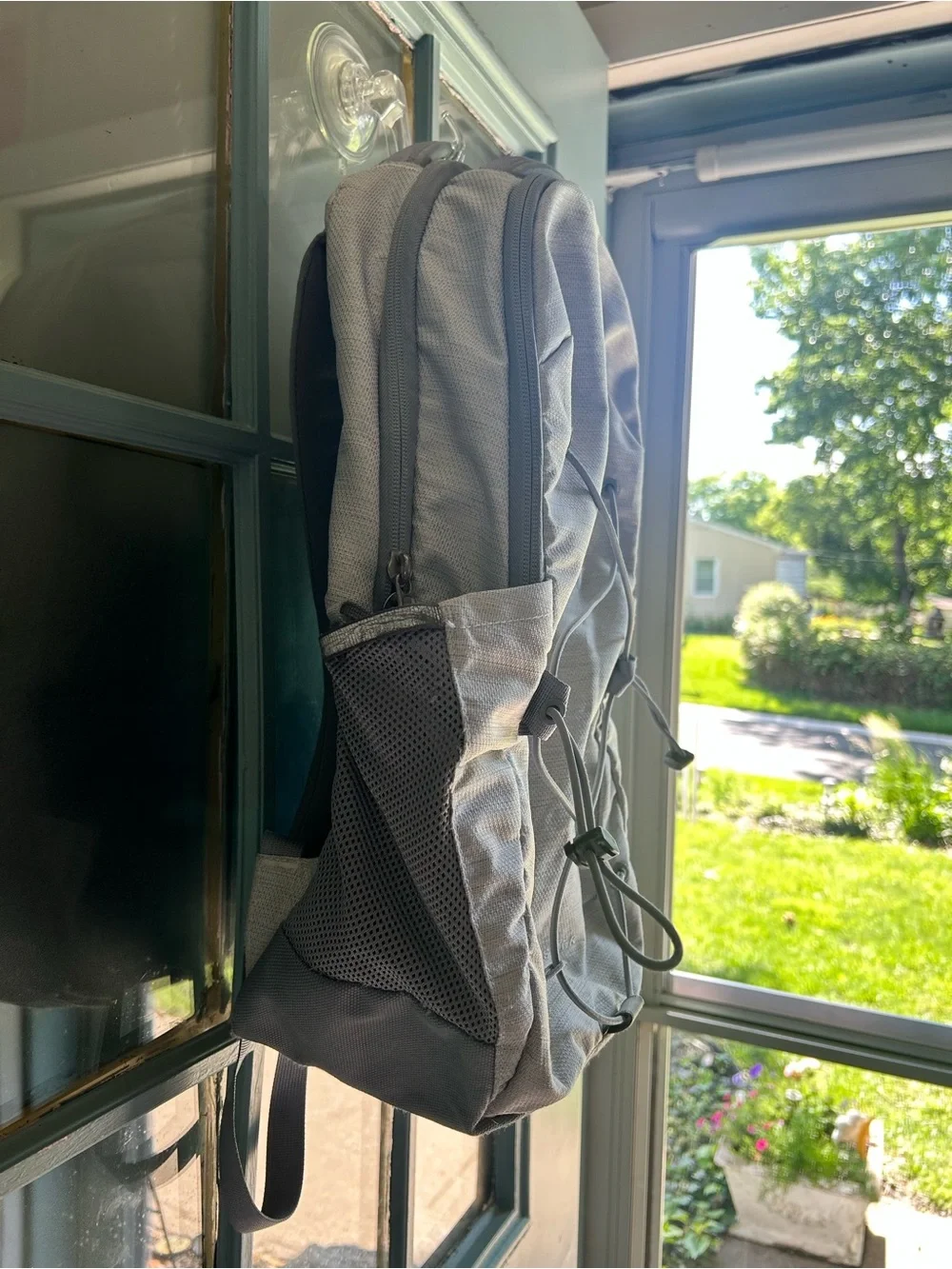 The North Face Jester Backpack Laptop Sleeve Daypack Travel Bag 27 L White Grey
